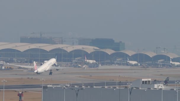 Flygplanets avgång från den internationella flygplatsen i Hongkong — Stockvideo