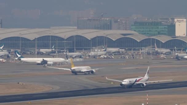 Malaysia Airlines Airbus A330 avgång från Hongkong — Stockvideo