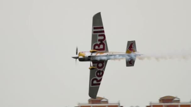 Red Bull fordert Flugzeug auf der Bühne heraus — Stockvideo