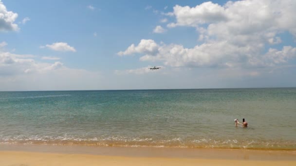 Großraumflugzeug im Anflug über Ozean — Stockvideo