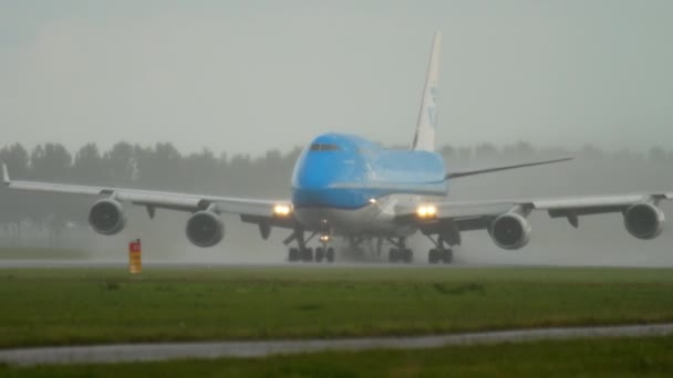KLM Boeing 747 acelera antes de la salida — Vídeo de stock