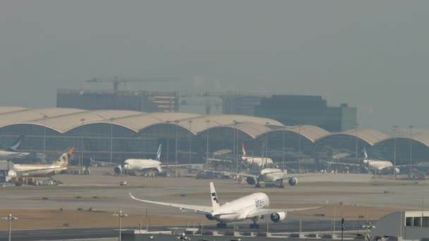 Salida del avión desde el aeropuerto internacional de Hong Kong — Vídeos de Stock