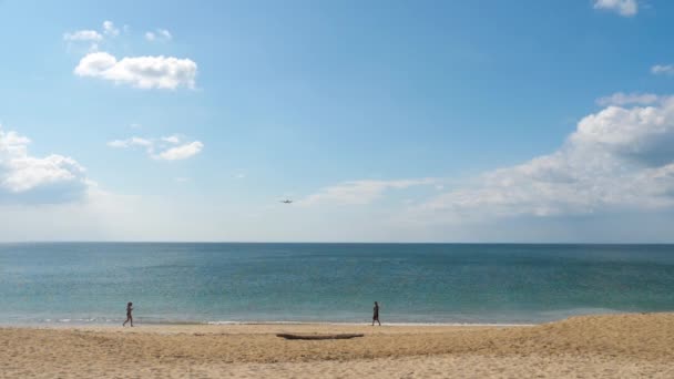 Aereo ad ampio raggio in avvicinamento sull'oceano — Video Stock