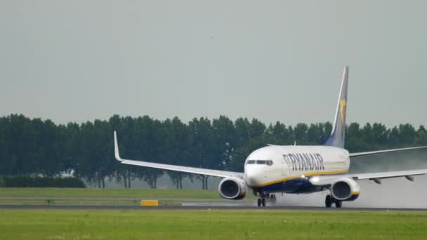 Ryanair Boeing 737 przyspiesza przed odlotem — Wideo stockowe