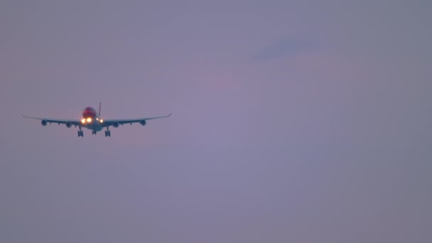 Bredkroppsflygplan närmar sig före landning — Stockvideo