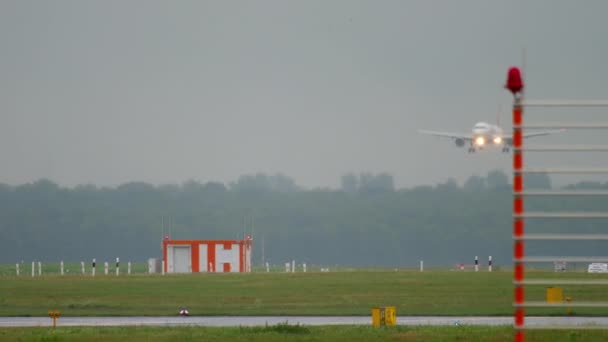 Avión aterrizando con tiempo lluvioso — Vídeo de stock