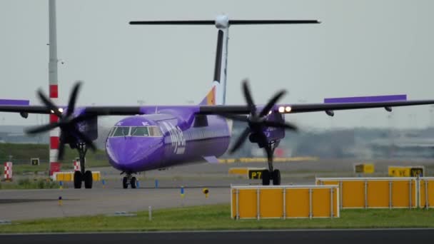 Bombardier Dash 8 Q400 Flybe taxiing — Stock Video