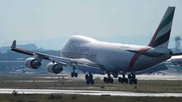 Airfreighter approaching before landing in Frankfurt — Stock Video