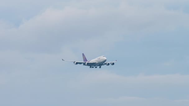 Thai Airways Boeing 747 se aproximando sobre o oceano — Vídeo de Stock