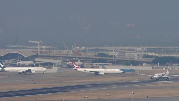 Malaysia Airlines Airbus A330 wylot z Hongkongu — Wideo stockowe