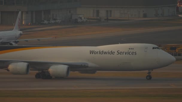 Повітряний вантажний літак після посадки. — стокове відео