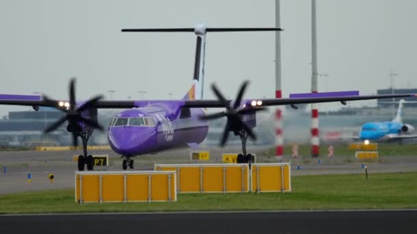 Bombardier Dash 8 q400 Flybe Taxiing — Stockvideo