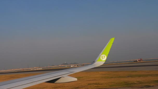 Вид со взлетно-посадочной полосы аэропорта Чек Лап Кок — стоковое видео
