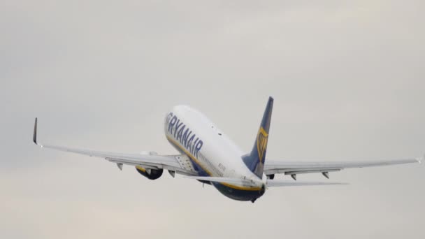 Ryanair Boeing 737 kalkıştan önce hızlanın. — Stok video
