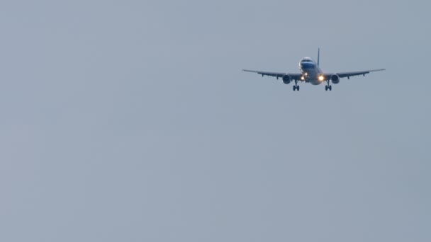 Vliegtuig nadert boven oceaan — Stockvideo