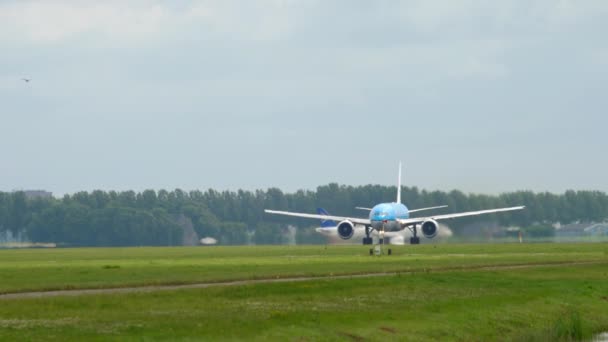 KLM Boeing 777-vertrek — Stockvideo