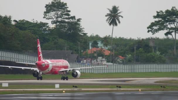 Airbus A320 rodaje en el aeropuerto de Phuket — Vídeos de Stock