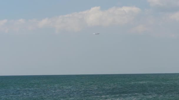 Repülőgép közeledik az óceán felett — Stock videók