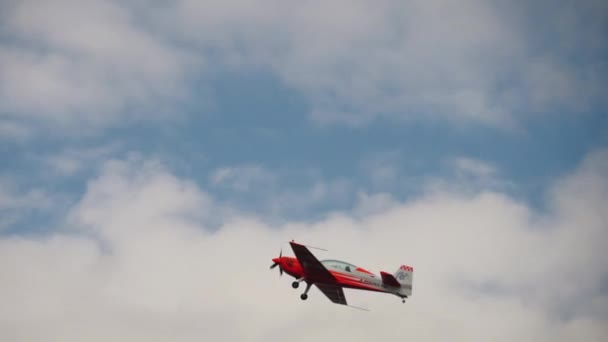 Campeão mundial realiza acrobacias — Vídeo de Stock