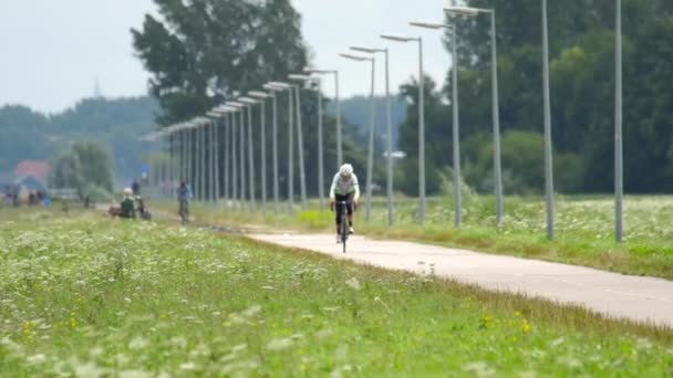 Rowerzysta na treningu, ścieżka rowerowa w pobliżu pasa startowego Polderbann — Wideo stockowe