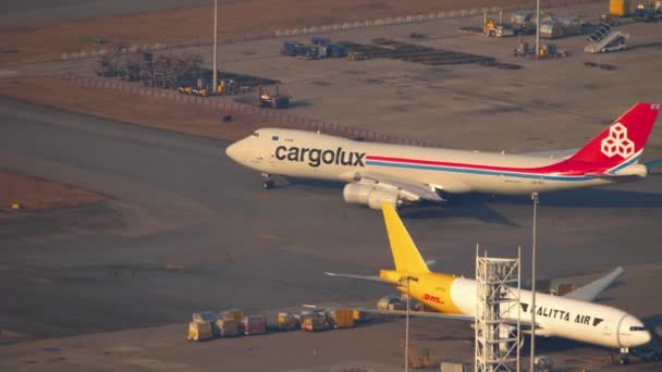 波音747起飞前滑行 — 图库视频影像
