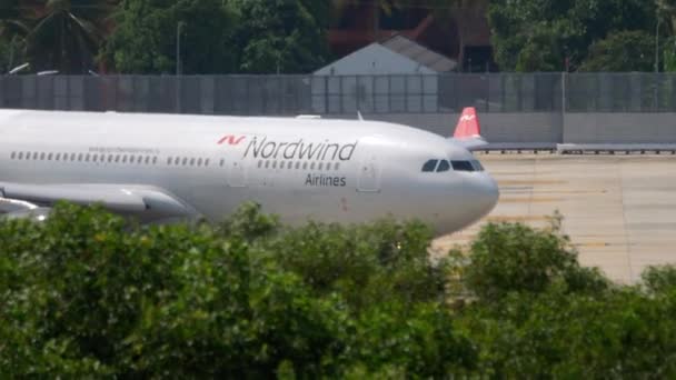 Airbus A330 NordWind circulant au sol — Video