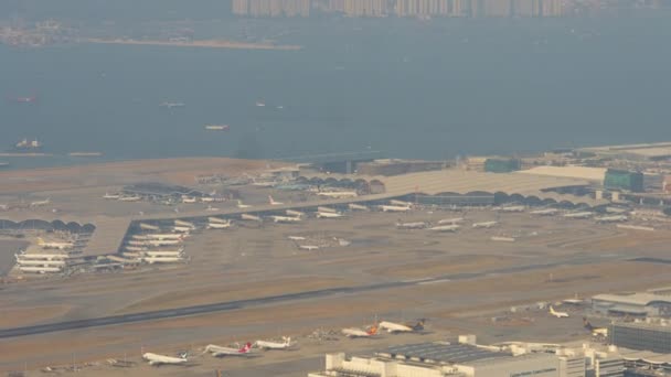 Widok z lotu ptaka na lotnisko Chek Lap Kok, timelapse — Wideo stockowe