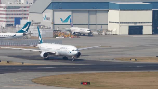 Flugzeug wenden Ranway vor dem Abflug vom internationalen Flughafen, Hongkong — Stockvideo