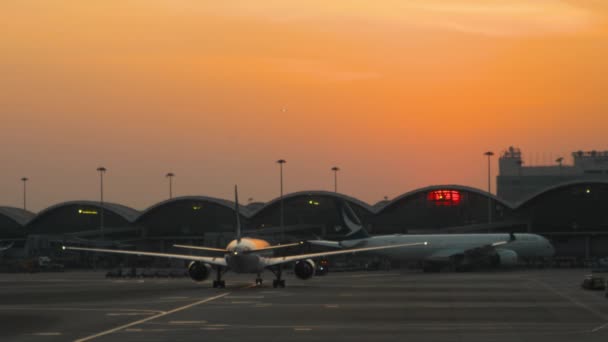 Chek Kap Kok Hong Kong Uluslararası Havaalanında günbatımı — Stok video