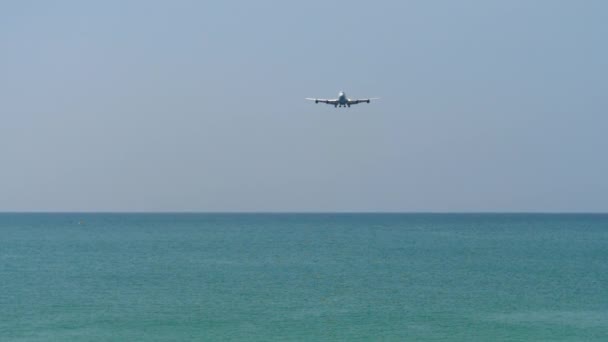 Літак наближається над океаном — стокове відео
