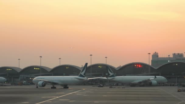 Sonnenuntergang am chek lap kok hong kong internationalen Flughafen — Stockvideo