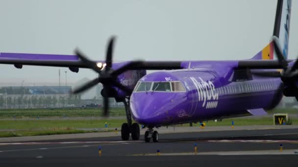 Bombardero Dash 8 Q400 Flybe taxiing — Vídeos de Stock