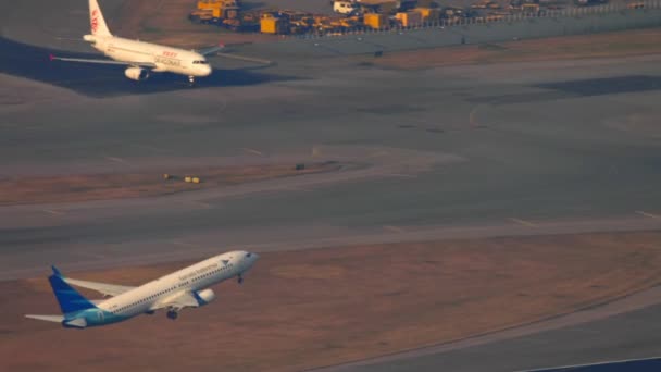 Hong Kong Uluslararası Havaalanı 'ndan kalkan uçak. — Stok video