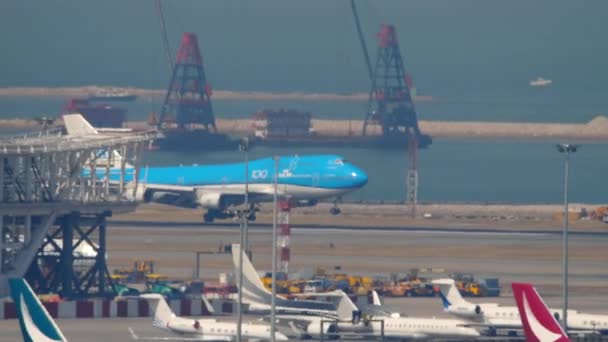 Boeing 747 närmar sig i Hong Kong intrenationella flygplats — Stockvideo