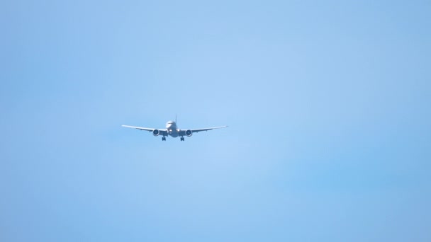 Avião se aproximando sobre o oceano — Vídeo de Stock