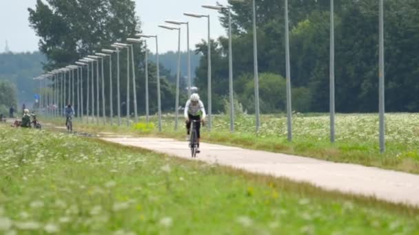 Rowerzysta na treningu, ścieżka rowerowa w pobliżu pasa startowego Polderbann — Wideo stockowe