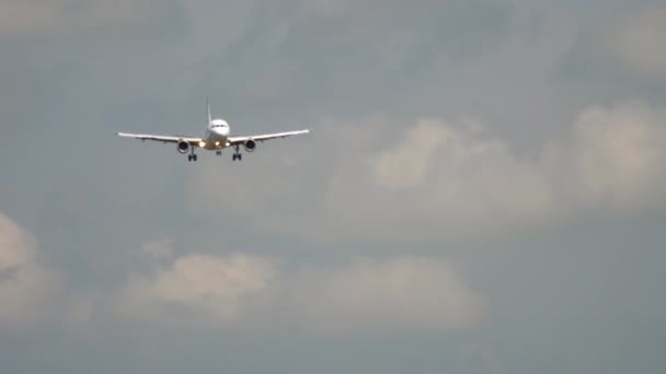 Αεροπλάνο πλησιάζει πριν την προσγείωση — Αρχείο Βίντεο