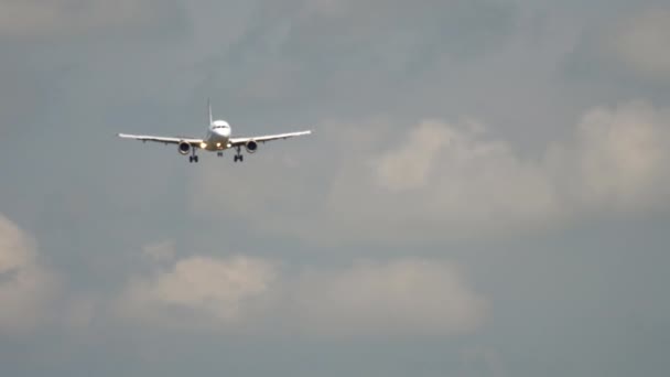 Vliegtuig nadert voor de landing — Stockvideo