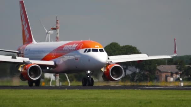 EasyJet Airbus A320 landing — Stockvideo