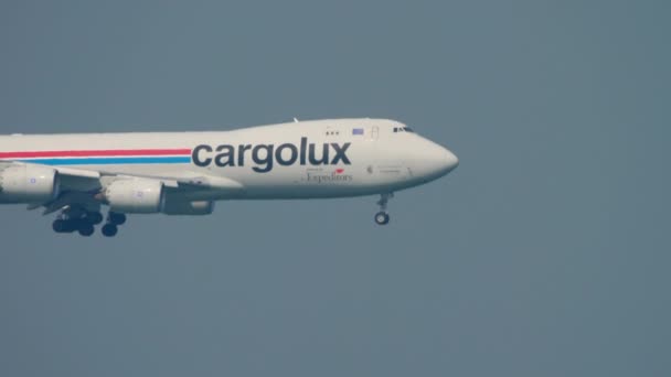 Le Boeing 747 approche de l'aéroport international de Hong Kong — Video