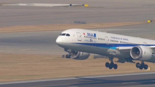 ANA Boeing 787 partenza da Hong Kong — Video Stock