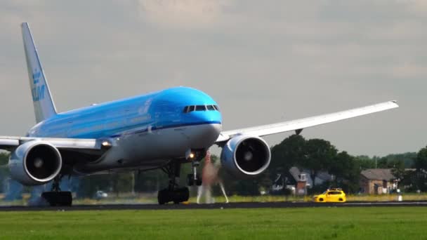 KLM Boeing 777 landing — Stockvideo