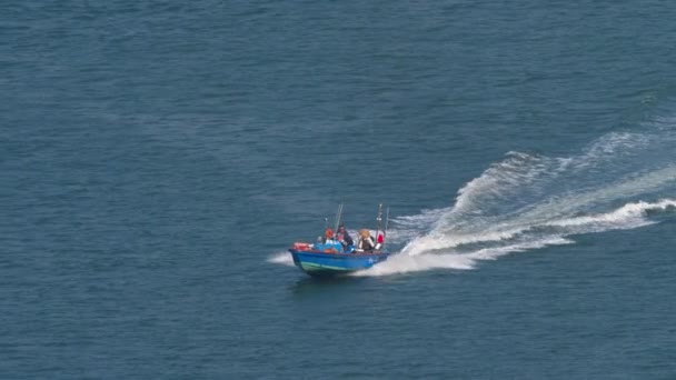 Barcos a motor a acelerar na baía perto da ilha de Lantau — Vídeo de Stock