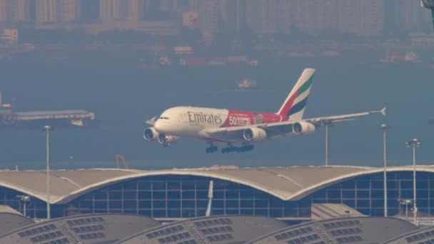 Airbus A380 acercándose al aeropuerto internacional de Hong Kong — Vídeos de Stock