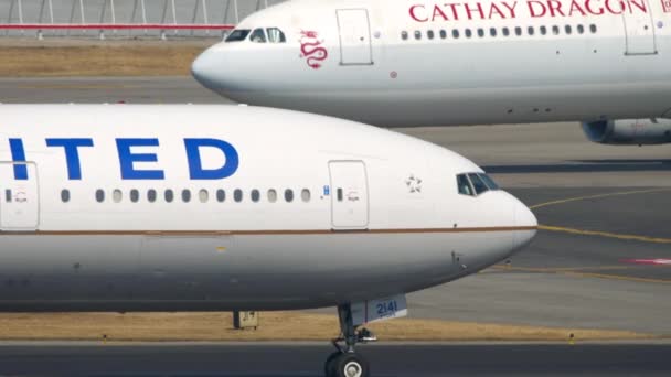 Boeing 777 United Airlines Uluslararası Hong Kong Havaalanı 'nda — Stok video