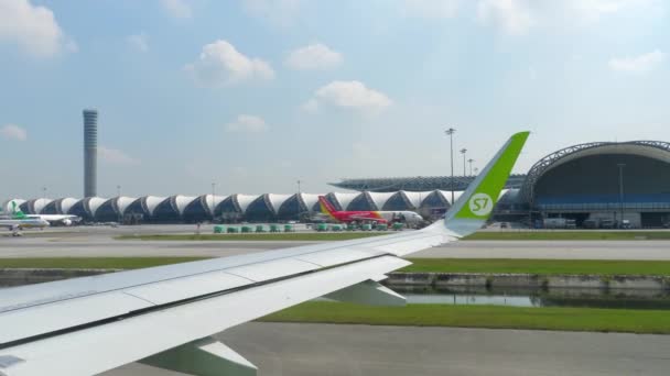 Aviones en Suvarnabhumi Aeropuerto — Vídeos de Stock