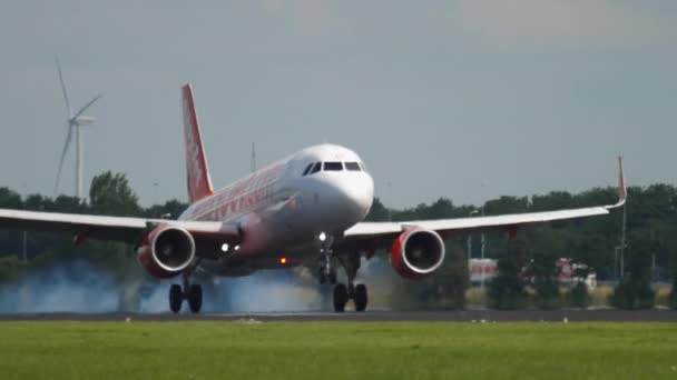 EasyJet Airbus A320 landing — Stockvideo