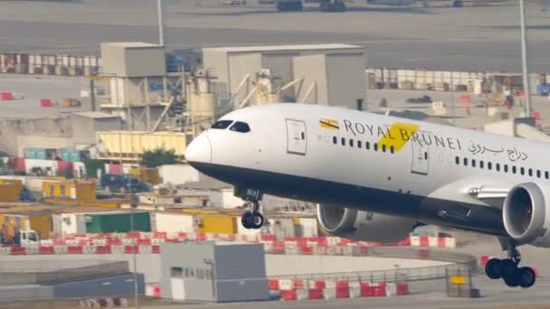 Royal Brunei Boeing 787 avgång från Hongkong — Stockvideo