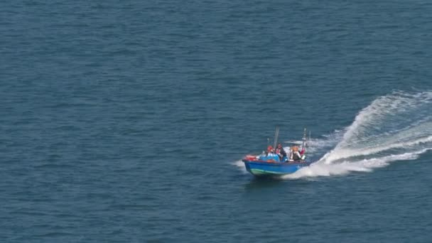 Motorboten in de baai bij Lantau eiland — Stockvideo