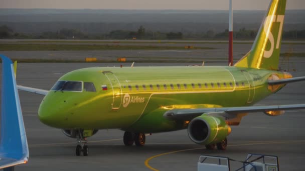 S7 Embraer circulant après l'atterrissage — Video